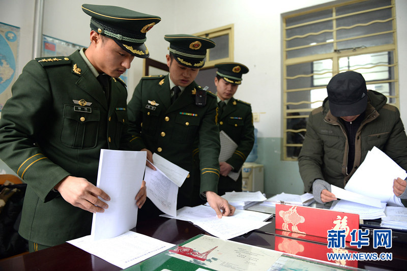 安全检查进校园 官兵上好安防第一课