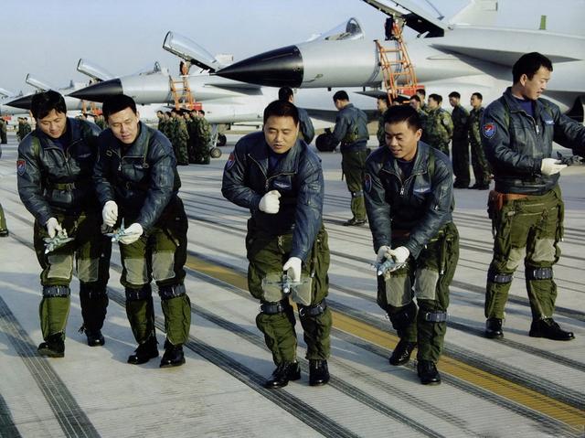 专家:四代机飞行员应该是战术家 体能要求下降