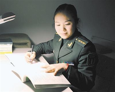 烈士之妹特招进哥哥生前服役二炮部队 授予中尉