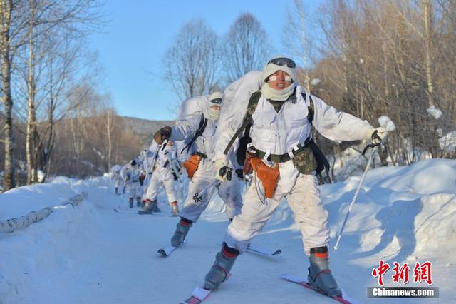 解放军特种部队抵近架设迫击炮摧毁蓝军目标