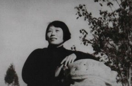 刘群先，1934年2月，当选为中华苏维埃共和国第二届中央执委会委员。同年10月参加中央红军长征。到达陕北后，在总工会女工部任部长。