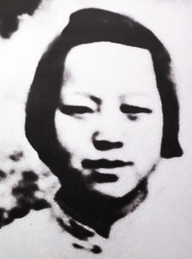 吴富莲，1934年初任中共闽粤赣省委妇女部部长。同年10月参加中央红军长征，当时被编在总卫生部工作团，后并入干部休养连，担任&ldquo;政治战士&rdquo;。1935年6月，红一、四方面军会师后，被调任红四方面军妇女独立第一团政治委员，随军南下川康边。后任红四方面军妇女抗日先锋团政治委员。1936年10月西渡黄河，参加西路军艰苦征战。