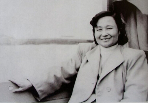 谢飞，1934年春进入中央苏区，在中华苏维埃共和国临时中央政府政治保卫局工作，同年10月参加中央红军长征。长征中，随干部休养连行动。