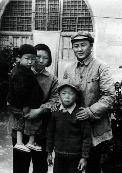 彭儒，1934年参加长征，不久因病又返回苏区中央分局。（图为彭儒与爱人陈正人及子女在延安）