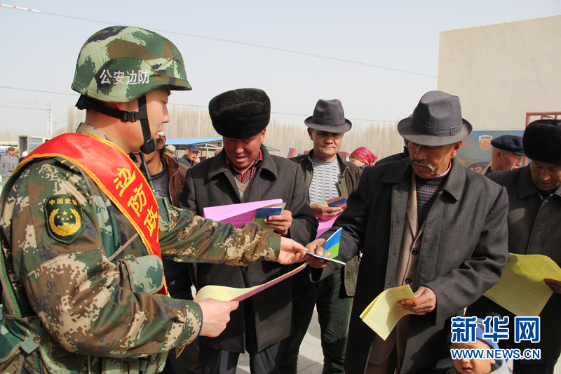 新疆阿合奇边防官兵宣传法律政策进巴扎