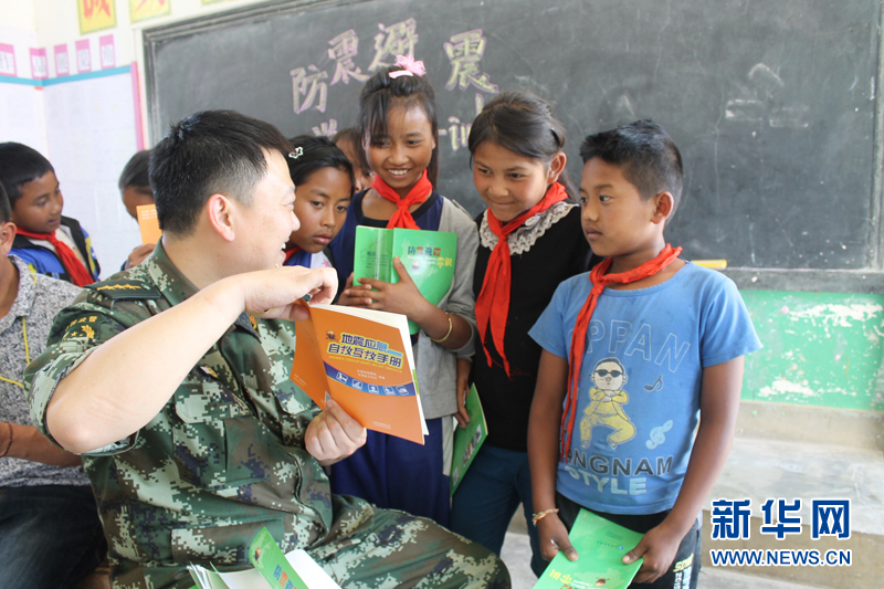 临沧勐董边防派出所走进校园宣传防震避震知识