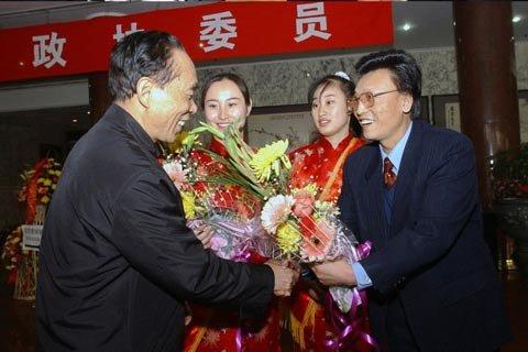 媒体盘点两会节俭风吹走了哪些“奢侈品”(组图)