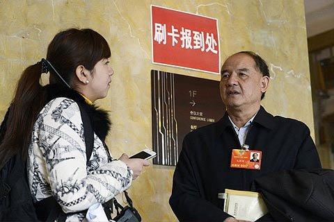 媒体盘点两会节俭风吹走了哪些“奢侈品”(组图)