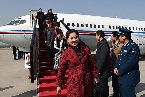 媒体盘点两会节俭风吹走了哪些“奢侈品”(组图)