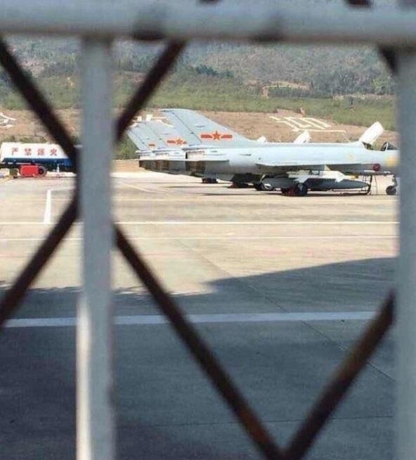中国加强中缅边境地区戒备 数架歼-7战机挂实弹