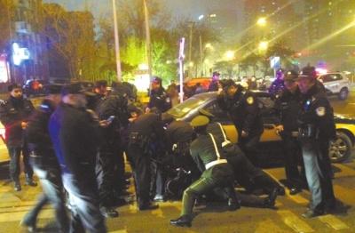 男子持枪抢王府井名表店被抓 警方称其讲外语