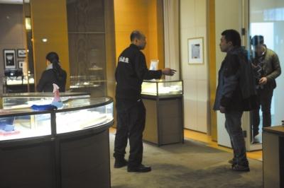 男子持枪抢王府井名表店被抓 警方称其讲外语