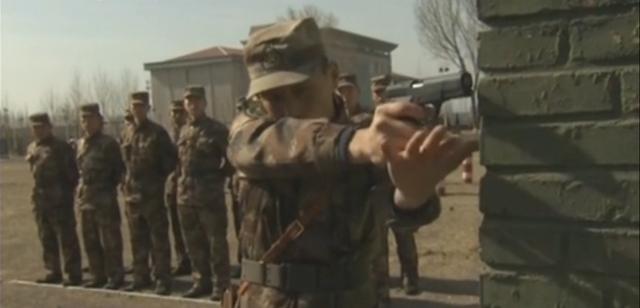 解放军狙击手教头：单眼瞄准无异于自杀