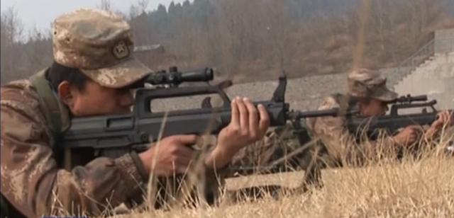 解放军狙击手教头：单眼瞄准无异于自杀