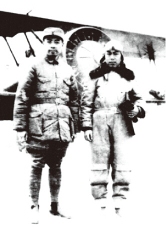 1937年,李学炎(右)用可塞式飞机送周恩来回延安后留影 点击进入下一页