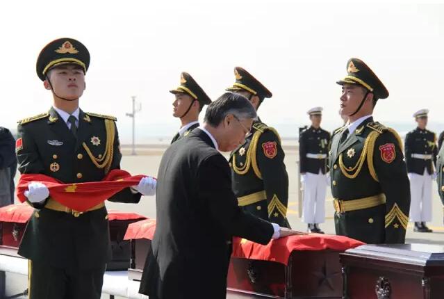 记者亲历志愿军遗骸交接 看满桌尸骨受巨大冲击