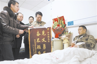 歹徒砍伤5人人武部干部空手擒获致粉碎性骨折