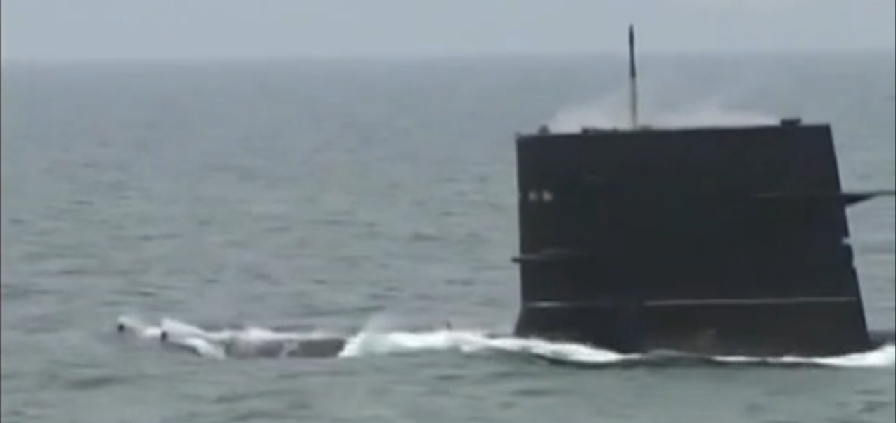 组图:直升机编队锁定水下潜艇 展开