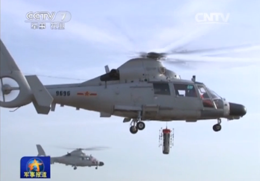 组图:直升机编队锁定水下潜艇 展开