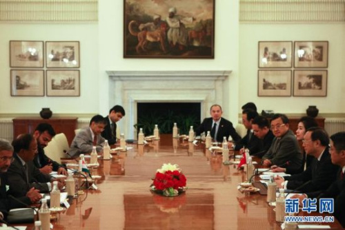 3月23日，中印边界问题印方特别代表、印度国家安全顾问多瓦尔(左二)在印度新德里海德拉巴宫会见中方特别代表、国务委员杨洁篪(右二)。当日，中印边界问题特别代表第十八次会晤在新德里举行。 新华社记者郑焕松摄