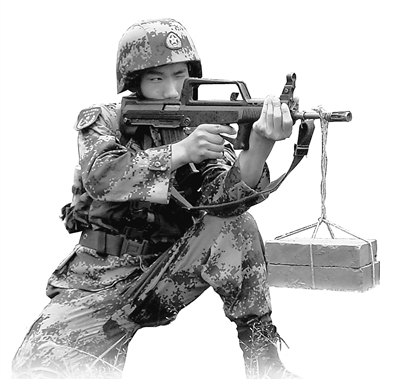 解放军排长训练1个月减30多斤枪口挂砖头(图)