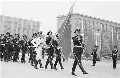 仪仗兵蒙眼关灯练刀入鞘半年血染透手套200多双