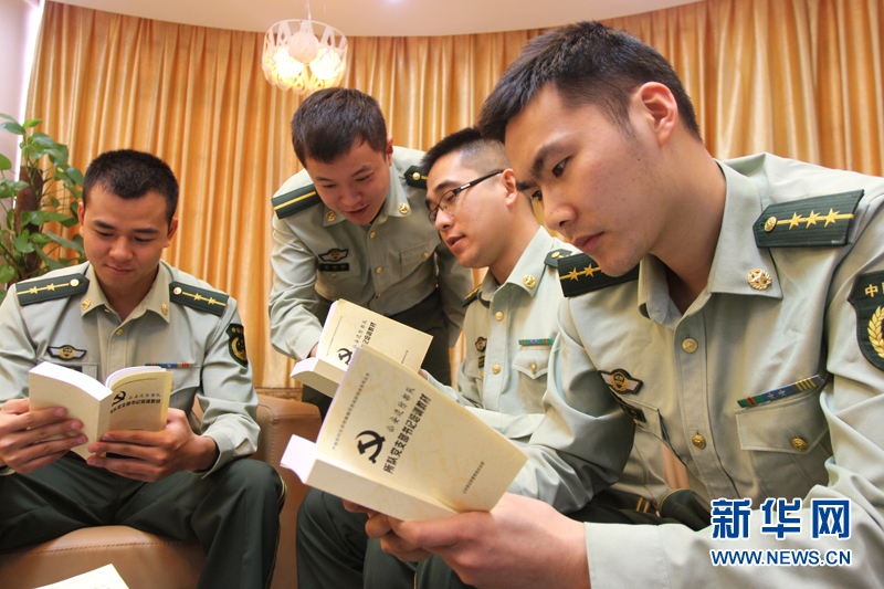 广西东兴边检站印制微型书为党务知识学习储