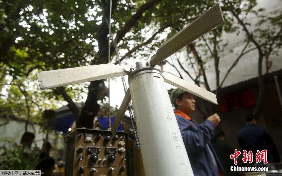 收破烂喽!越南旧货市场出售越战美军装备