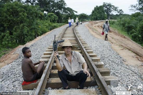 中企员工在尼日利亚遭绑架 绑匪好吃好喝供着
