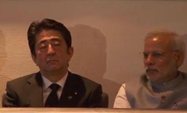 日媒：安倍出访新加坡 李光耀国葬上睡觉被直播
