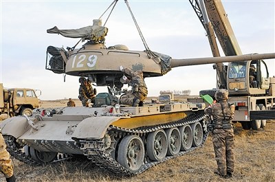 新型步战车演习打不着火：1颗沙粒致电源短路（图）