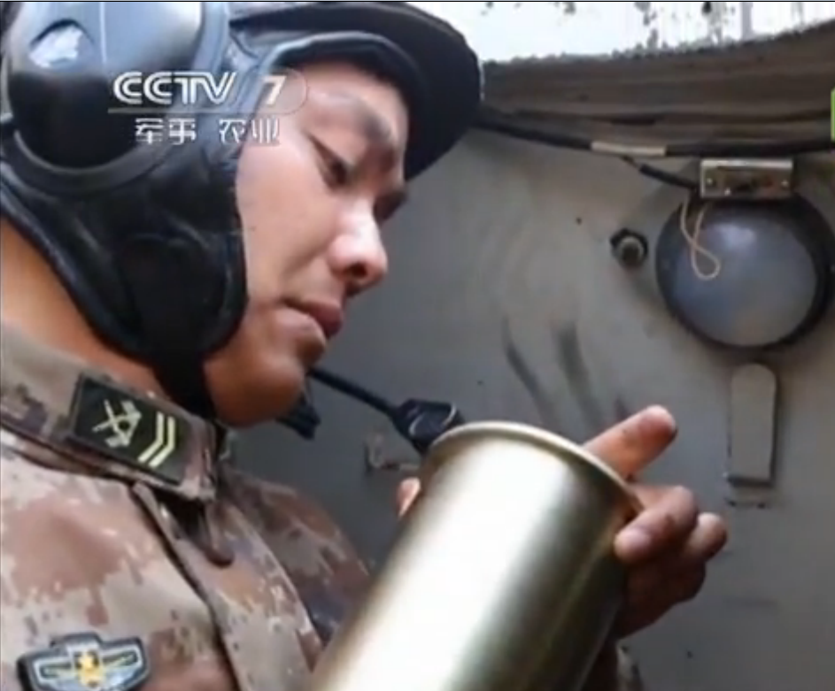 张纯检查退出的炮弹