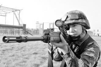 武警反恐精英比赛用匕首割烂肉 折服以色列教官