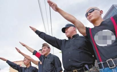 一些蒙古国极端组织成员行纳粹礼 资料图片 一些蒙古国极端组织成员行纳粹礼 资料图片