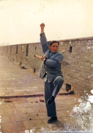 曾经的29军成员杨云峰演示大刀。新京报记者 朱柳笛 翻拍