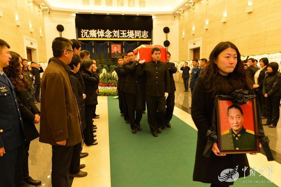 空战英雄刘玉堤清白家风:一把椅子用40年