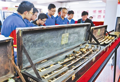 本报讯(记者 安苏)昨天,“前路清明青年有方—纪念中国人民抗日战争胜利70周年主题展”在北京五中揭开序幕。据了解,本次展览的全部展品均由爱国收藏家提供,多件日军侵华时期的珍贵物证展品为首次对外展出。