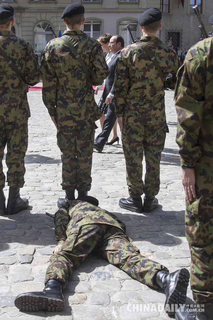 奥朗德访问瑞士出席欢迎仪式 仪仗队士兵体力不支晕倒