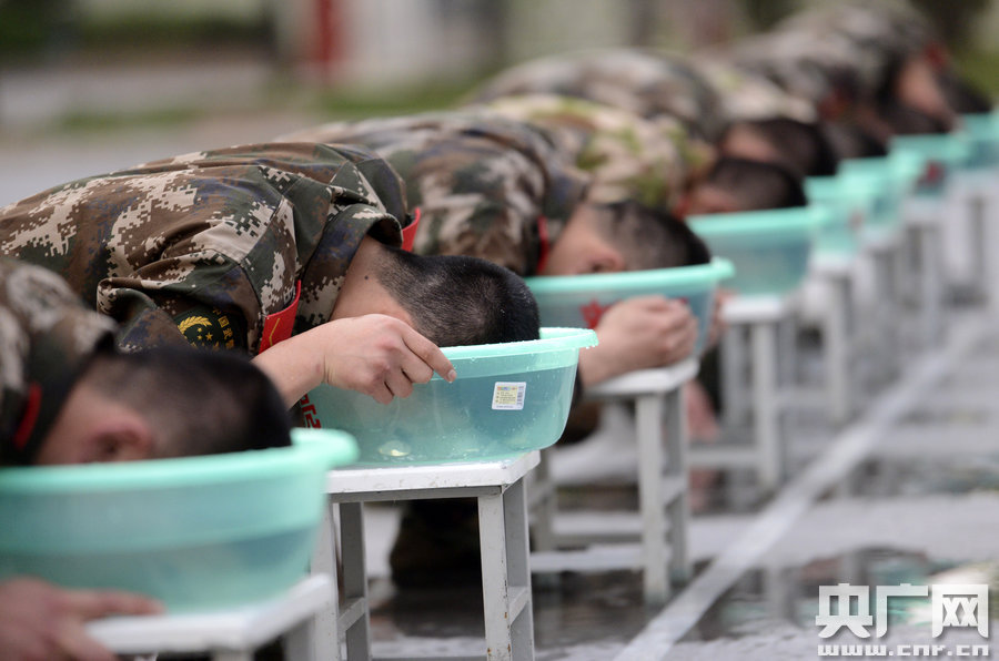 武警战士水中苦练&ldquo;闭气功&rdquo;