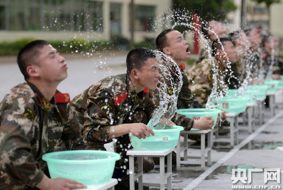 武警战士水中苦练&ldquo;闭气功&rdquo;