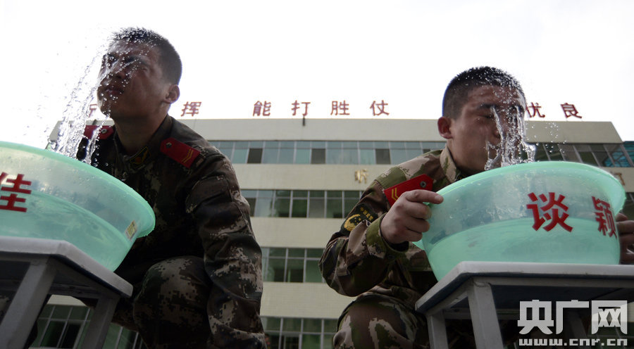 武警战士水中苦练&ldquo;闭气功&rdquo;