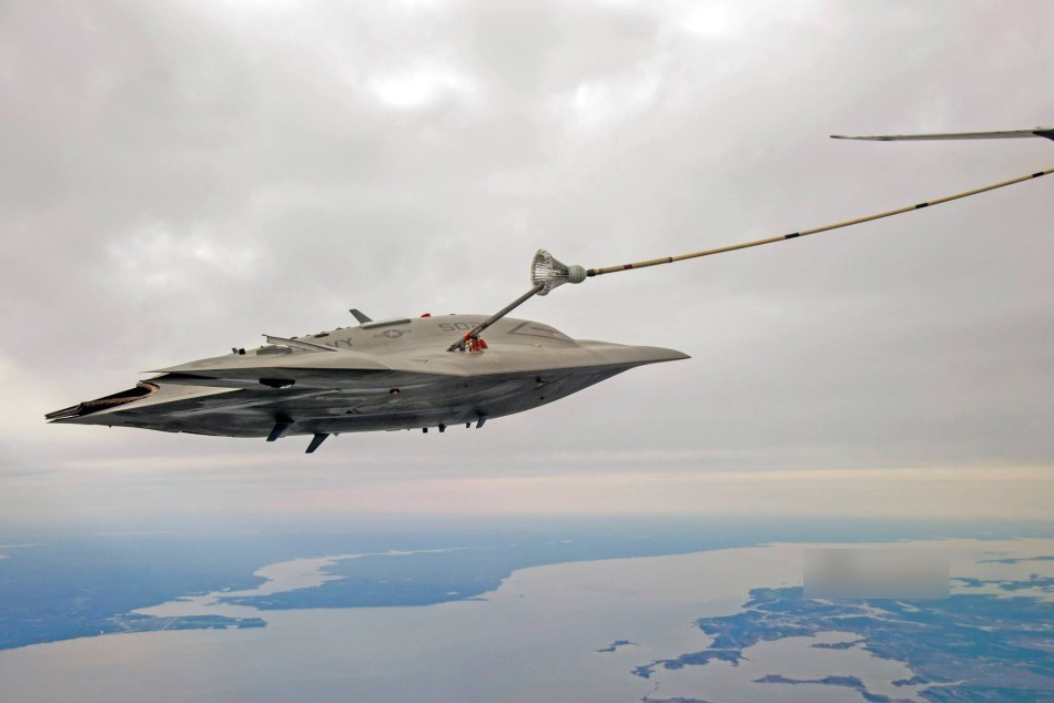 又迈一大步：X-47B无人机完成空中加油对接测试