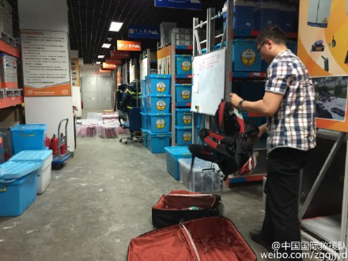 中国国际救援队目前已集结完毕，图为中国国际救援队装备库正在准备装备的情况。