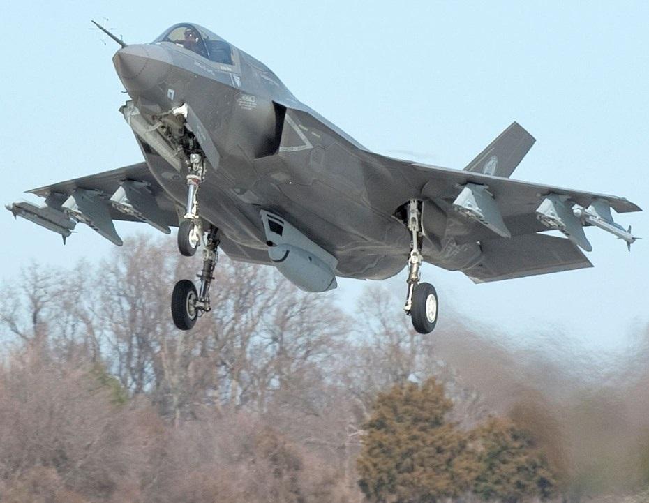 F-35舰载机挂载机炮吊舱测试 正面看如笑脸