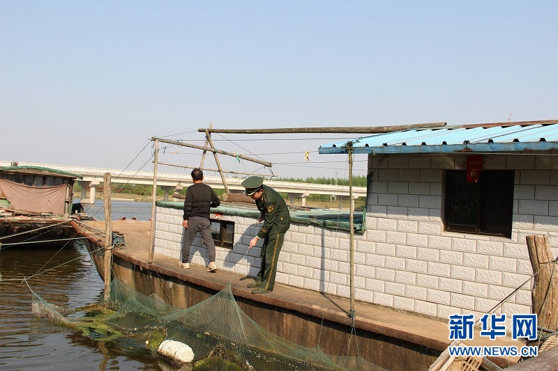 江苏盐城梁垛河闸边防清网护渔 153张非法捕鱼