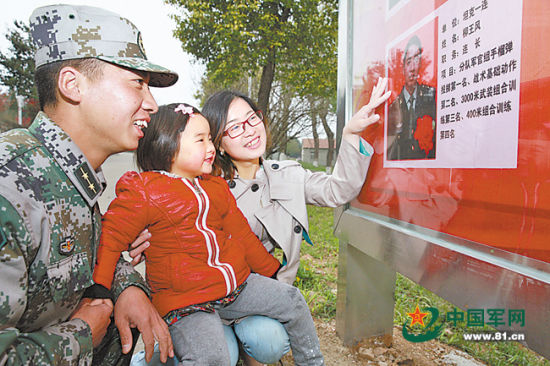　　柳王风(左一)载誉当标兵，让家人既高兴又自豪。刘 伟 摄