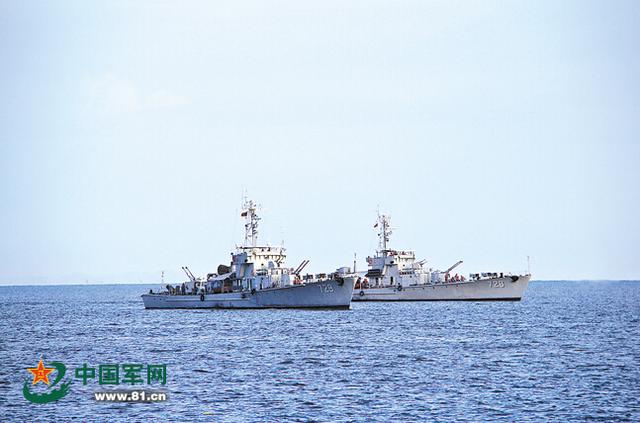 海军功勋舰火箭弹卡壳 官兵抱住冒烟弹扔大海