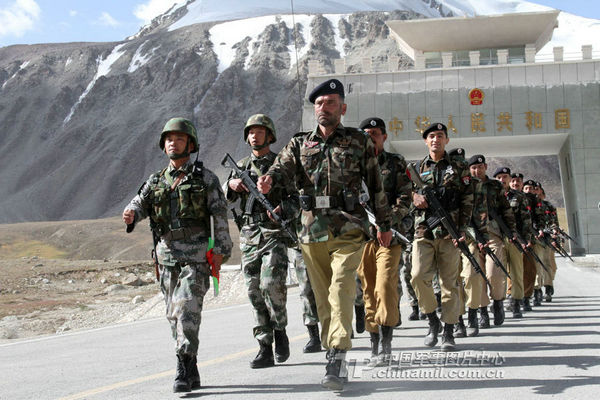 资料图：中巴联合巡逻红其拉甫达坂共管边境线。