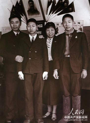邓颖超和周恩来到国际儿童院看望毛岸英(右一)、毛岸青(右三)时的留影。