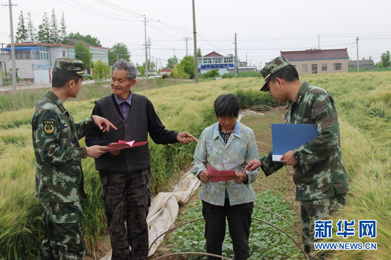 江苏盐城大丰边防大队惠农服务队助春耕